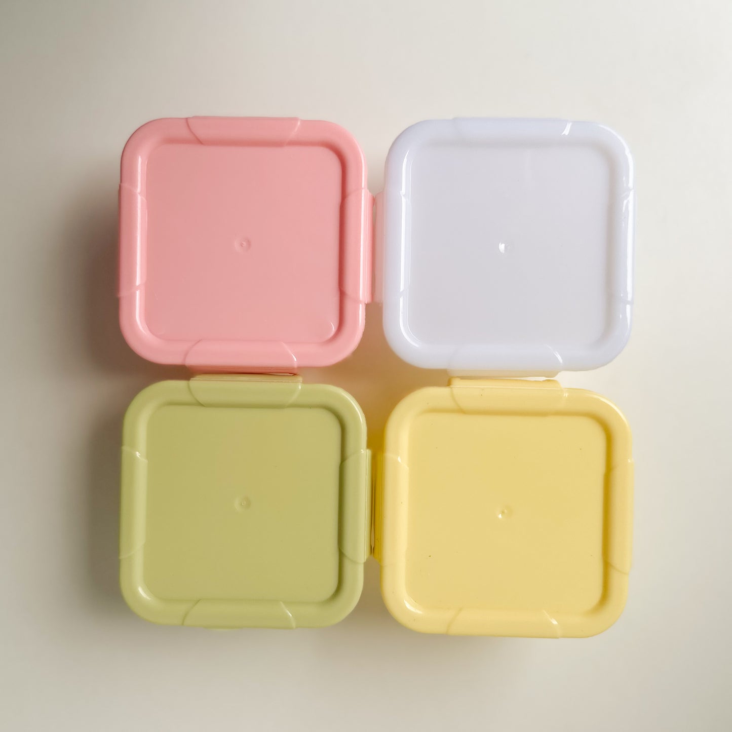 Kit Com 4 Mini Potes De Plástico Coloridos TAMANHO M - Envio de cores aleatório