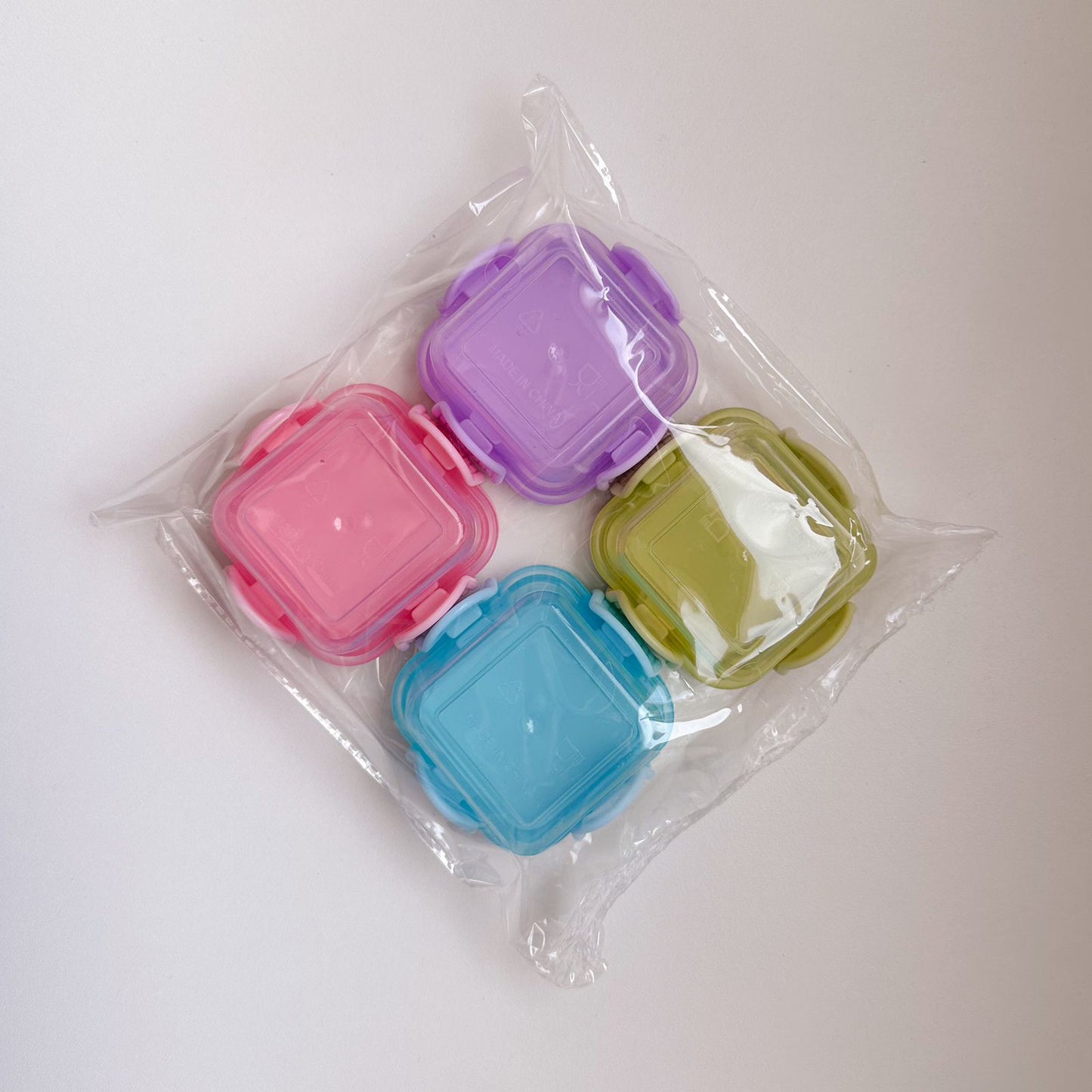 Kit Com 4 Mini Potes De Plástico Coloridos TAMANHO P - Envio de cores aleatório