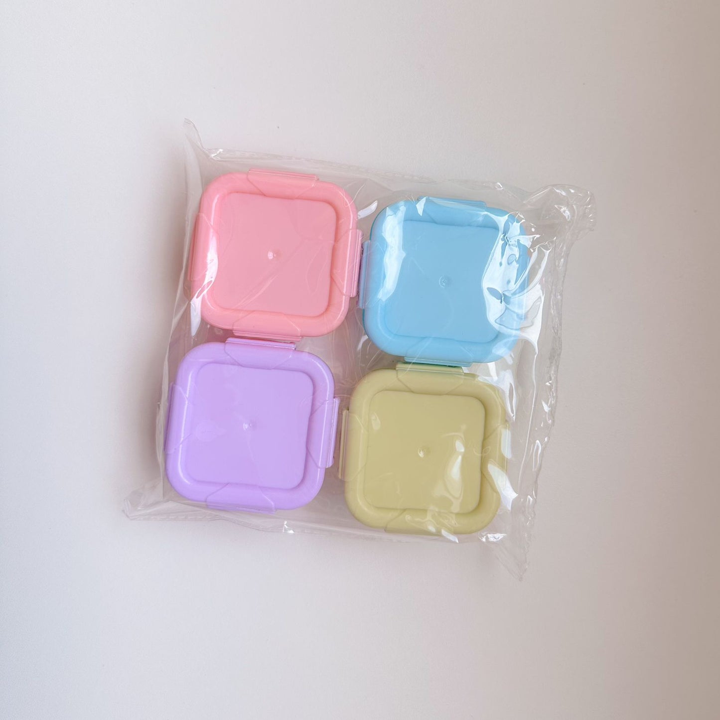 Kit Com 4 Mini Potes De Plástico Coloridos TAMANHO P - Envio de cores aleatório