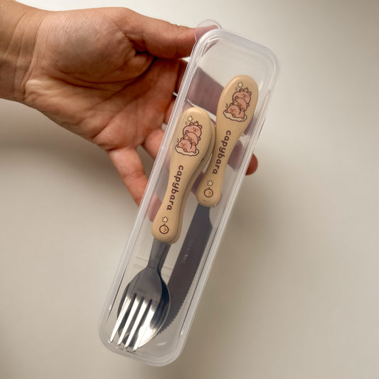Kit Talheres Infantil Capivara com Estojo - As estampas podem variar conforme disponibilidade, porém todas são unissex