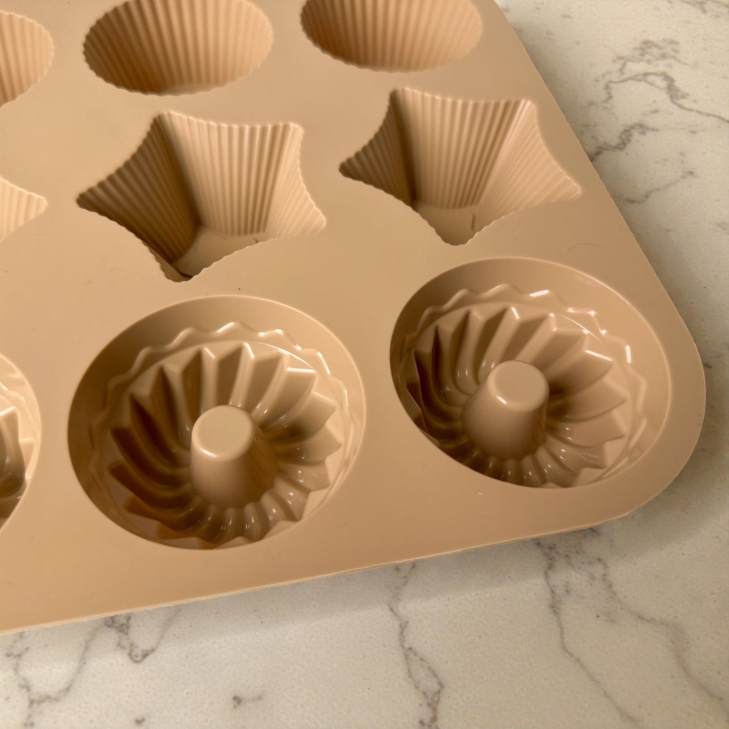 Forma de Silicone Divertida – 12 Cavidades em Formatos Variados