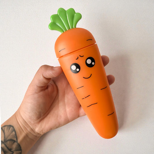 Kit Talheres Infantil com Estojo – Cenoura Fofa com Colher e Garfo (Ideal para Lancheira Escolar)