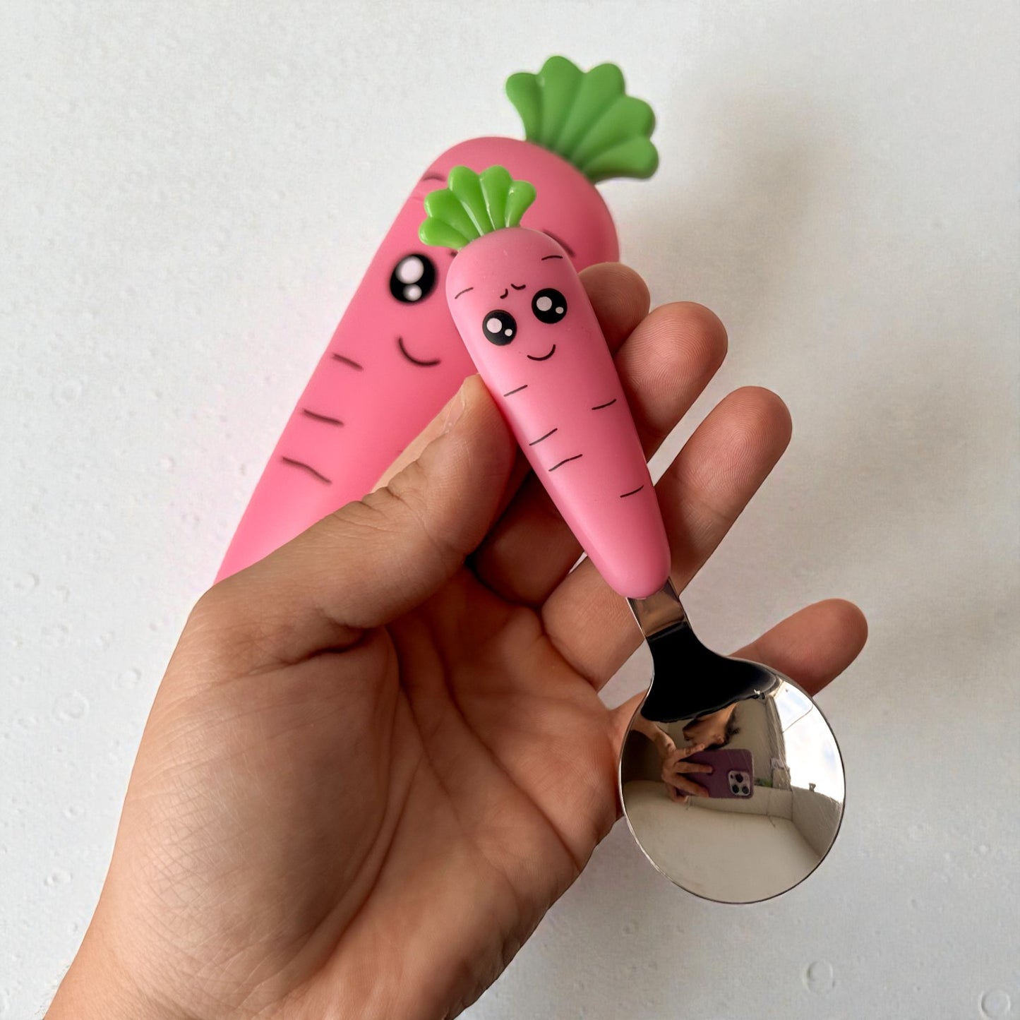 Kit Talheres Infantil com Estojo – Cenoura Fofa com Colher e Garfo (Ideal para Lancheira Escolar)