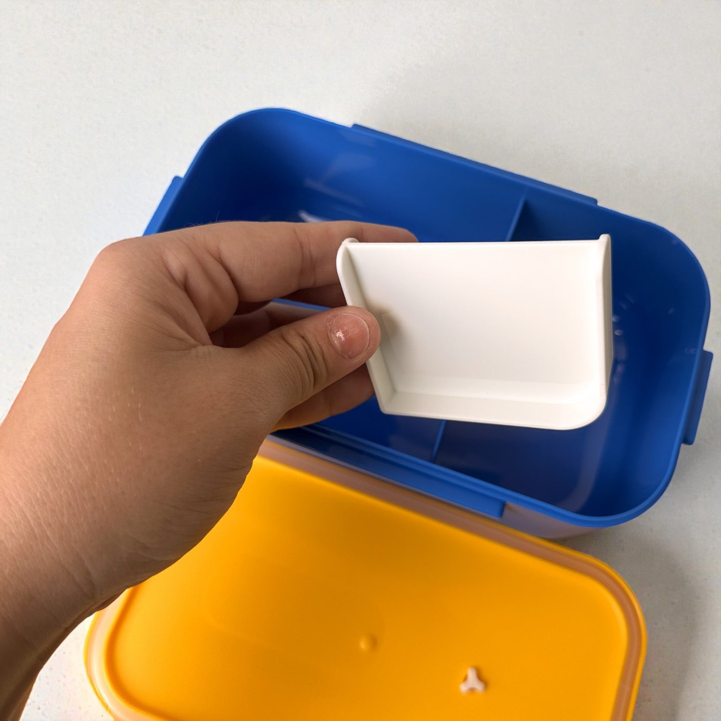 Lancheira Infantil com Divisórias e Talheres – Estilo Blocos, Colorida e Prática para o Dia a Dia