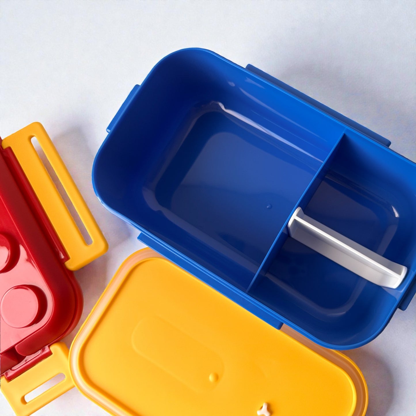 Lancheira Infantil com Divisórias e Talheres – Estilo Blocos, Colorida e Prática para o Dia a Dia